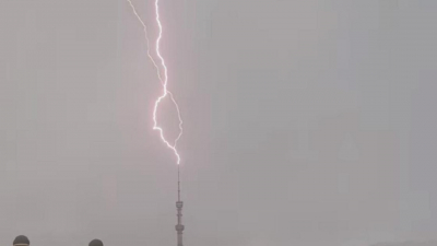 Удар молнии в телебашню на Кок Тобе в Алматы попал на видео