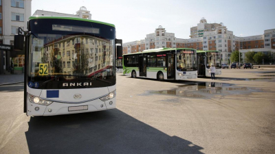 В Атырау для родителей, воспитывающих детей-инвалидов, проезд в общественном транспорте будет бесплатным
