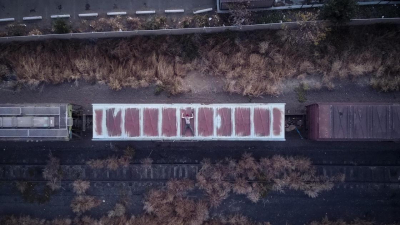 Парень из Нидерландов и девушка из Германии катались на грузовом поезде в Казахстане