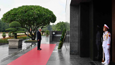 Токаев возложил цветы к Мавзолею Хо Ши Мина