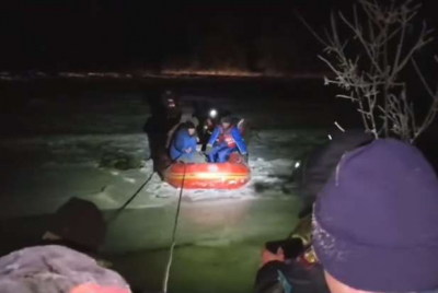 9 человек оказались в ловушке посреди реки в ВКО