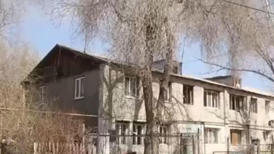 "Кирпичи падают": жители Актобе потребовали переселить их из аварийных домов