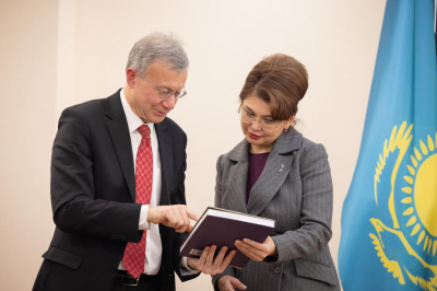 Аида Балаева предложила организовать Дни культуры Казахстана в США