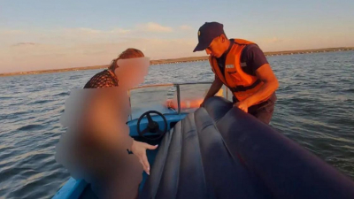 Женщина уплыла на надувном матрасе так далеко, что ей понадобилась помощь спасателей в ЗКО