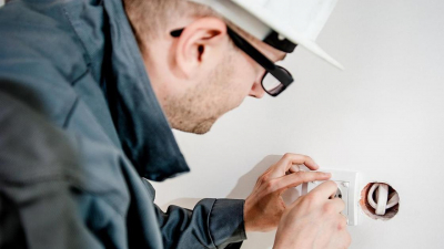 Электрики стали самыми востребованными специалистами в США в 2023 году