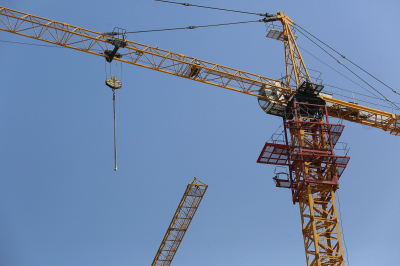 Премьер поручил ужесточить наказание за незаконное строительство