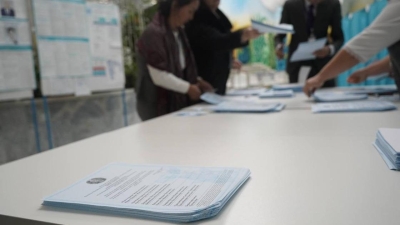 До начала выборов распаковали бюллетени на одном из избирательных участков Алматы