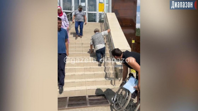 На коленях пришлось подниматься мужчине с инвалидностью в ЦОН в Актобе
