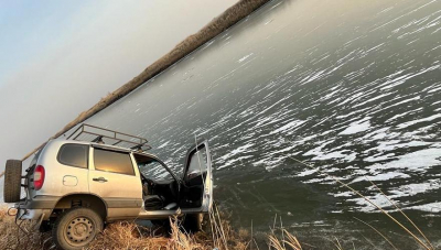 На берегу водоема &laquo;Нива&raquo; насмерть задавила женщину в Павлодарской области