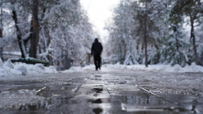 "Крещенское купание для автомобилей": улицы Петропавловска залило водой в мороз (видео)