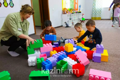 Воспитателям детсадов повысят зарплаты на 30%