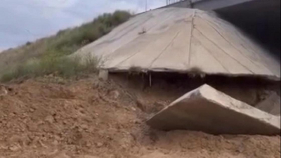 Огромные плиты обвалились под мостом на трассе в Актюбинской области (видео)