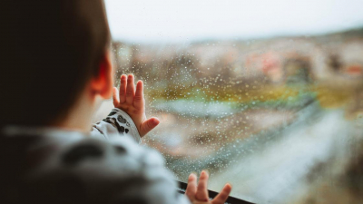 Ребенок выпал из окна в детском саду в ВКО: воспитателя уволили