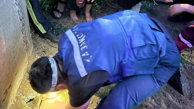 Уронил игрушку: мальчик застрял рукой в яме в Уральске