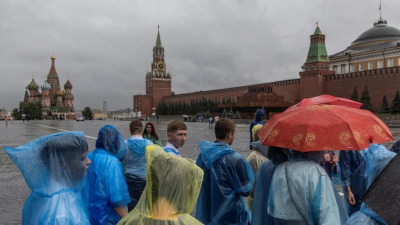 В соцсетях публикуют видео урагана в Москве. Из-за сильного шторма погибли двое человек