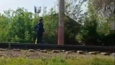 Самокатчик на ж/д путях вынудил поезд резко затормозить в Алматы (видео)