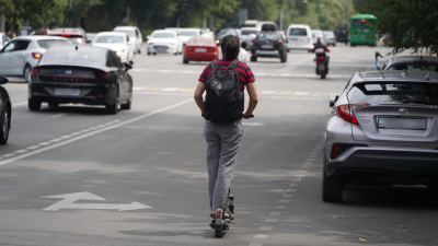 Права, шлемы и светоотражатели: ряд ограничений хотят ввести для самокатчиков в Казахстане