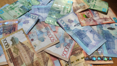 Фальшивят. Но меньше