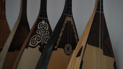 "Разница, как между оригиналом iPhone и подделкой": домбры за полмиллиона тенге изготавливает мастер из Алматы