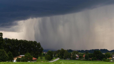 Гроза, град и сильный ветер ожидаются в Алматы: спасатели обратились к горожанам