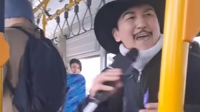 "Только позитивчик": Казнет развеселил перформанс в автобусе Астаны (видео)