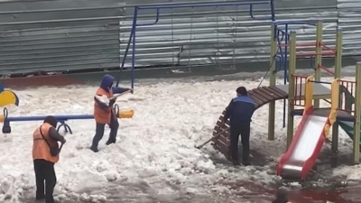 Дворники устроили "разборки" на детской площадке в Астане и попали на видео