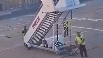 "В одного тащит к борту трап": аэропорт Уральска объяснил видео со своим сотрудником