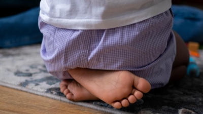 Полураздетый и босой ребенок одиноко гулял на улице в Караганде