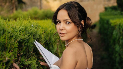 "Принцесса": Асель Сагатова попозировала в необычном платье в Грузии