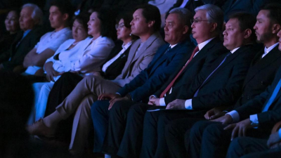 Токаев посетил премьеру спектакля в Астане и пообщался с артистами (фото, видео)