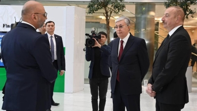 Токаев и Алиев посетили МФЦ "Астана" (фото)