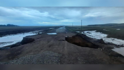 Дождевая вода разрушила участок трассы в Жетысуской области