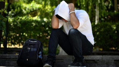 Снял штаны перед детьми: мужчину с ножом задержали у школы в Аксае