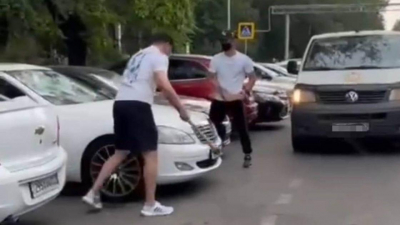 Авто разбили посреди дня в Алматы: в полиции рассказали, что это был пранк (видео)