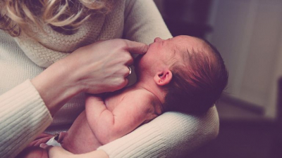 Роды по телефону: в ВКО диспетчер помогла малышу появиться на свет