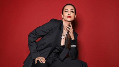 "Может дать фору кому угодно": 50-летняя звезда Болливуда ошеломила новой фотосессией