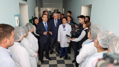 Алихан Смаилов выслушал вопросы медработников и горняков Улытауской области