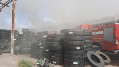 Взрыв предотвратили в ходе тушения крупного пожара на объекте по переработке шин в Алматы