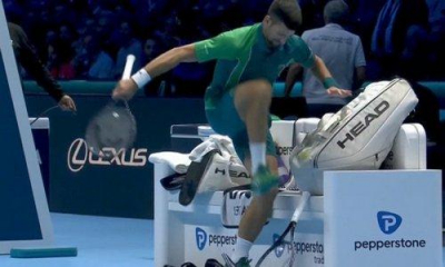 Новак Джокович сломал ногой две ракетки во&nbsp;время матча. Видео