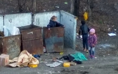 Дети играют в лужах и у мусорки