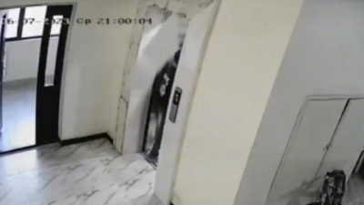 Плитка в подъезде откололась от стены и чудом не задела подростка в Астане