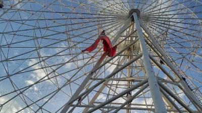 Мужчина влетел на парашюте в колесо обозрения на Иссык-Куле (видео)