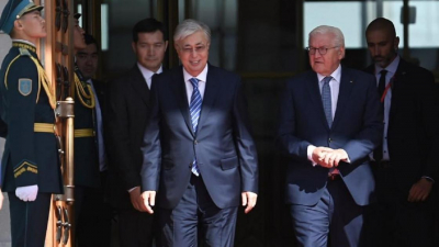 Токаев тепло попрощался с президентом Германии в Аэропорту Астаны