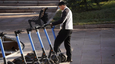 Токаев подписал закон, вводящий жесткие ограничения для самокатчиков