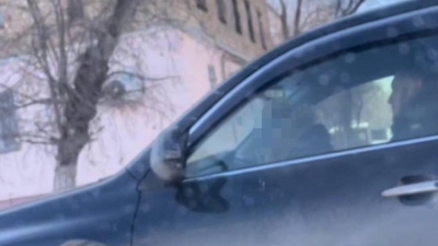 Ребенка за рулем внедорожника сняли на видео в Караганде