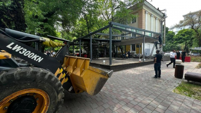 Летнюю террасу ресторана сносят в центре Алматы