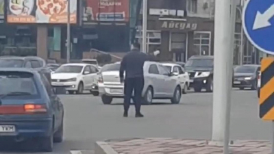 Регулировщика с пластиковой бутылкой сняли на видео в Караганде